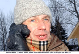 Jorma Kontio framför det blivande huset i Enköping. Husdelarna kom från Finland i lördags och i juni ska det vara klart att flytta in på de 200 kvadratmetrarna.Foto: Petri Johansson