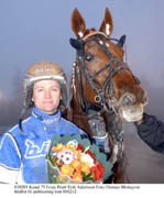 En riktig speedkula. Ivory Pearl och Erik Adielsson vann gulddivisionen på Mantorps V75:a genom att flyga förbi Digger Crown och Stig H Johansson på upploppet.