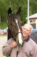 Sven Andersson, mer känd som "Plåt-Sven",tillsammans med en derbyvinnare? SethBowl.