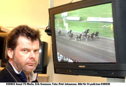 Känner sig orättvist behandlad. Erik Svensson studerar det aktuella upploppet och konstaterar att han inte ens står för loppets hårdaste drivning. Men Lidköpings Tingsrätt håller inte med, och dömer honom till dagsböter.   Foto: Petri Johansson