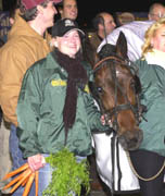 Skötaren Emma Pettersson grät glädjetårar i vinnarcirkeln efter att hennes ögonsten Cantab Hall vunnit Breeders´ Crown. Nu väntar vintervila för den obesegrade tvååringen.	Foto: Monica Thors
