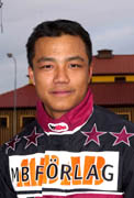 Annorlunda bakgrund. Neng Wanlayaphol är den ende proffstränaren på Solvalla som kan skryta med att ha tränat vattenbufflar.                 Foto: Kanal 75