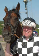 Fyra gånger deltog Frisky Frazer och Axel Jacobsen i Elitloppet, fyra gånger gick de till final. På måndagen kom beskedet att Frisky Frazer, 14, avlivats, sedan en höftskada blivit sämre.Foto: Kanal 75
