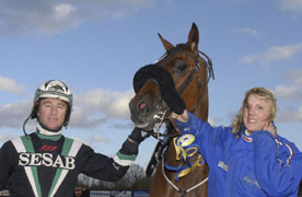 Johnny Takter och sambon Jenny Karlsson, här efter en seger med Tout Ou Rien. Foto: Lars Jakobsson.