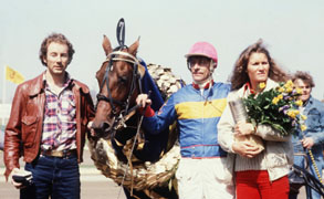 Ingemar Stenmark och Linda Haglund i vinnarcirkeln efter Pershings seger i Olymiatravet 1979.	Foto: Kanal 75