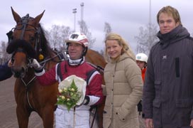 Klar för Olympiatravets final.Tout Ou Rien och Lutfi Kolgjini tillsammans med olympierna Malin Baryard och Magnus Norman.Foto: Petri Johansson