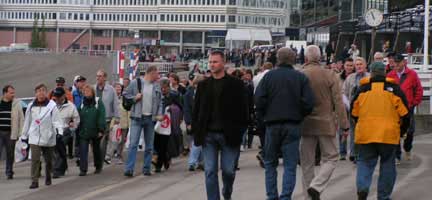 Rusning på Solvalla redan före klockan 11:00?Lugn, det är bara andelsägare i Travkompaniet som just kikat på sina nyförvärv i snabbjobb.Nu blir det enklare att bli delägare i alla Travkompaniets hästar och med "Värvningskampanjen" hoppas vi att ännu fler dyker upp nästa gång det är snabbjobb på Solvalla.