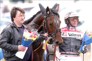Blir av med V75-seger. Whooper Dooper Run med tränaren Lennart Fjällström och kusken Örjan Kihlström efter V75-segern på Mantorp den 9 oktober. Foto: Petri Johansson