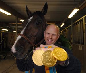 Gidde Palema och Åke Svanstedt efter deras tredje raka seger i Olympiatravet Foto:Thomas Blomqist