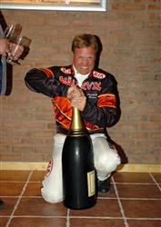 Fredrik B Larsson firade andraplatsen i Elitloppet med en tolvliters champagne. Foto: Thomas Blomqvist