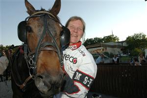 Tecos Wareco med amatören Monica Sahlgren-Fromell skrällvann V65-4. Foto: Thomas Blomqvist.
