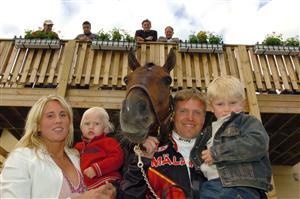 Fredrik B Larsson, blev pappa för tredje gången i dag, måndag, i morgon kör han Giant Superman i Hugo Åbergs på Jägersro. Här är de två på bild tillsammans med sambon Karin, och barnen Ida och Oskar. Foto: Thomas Blomqvist.