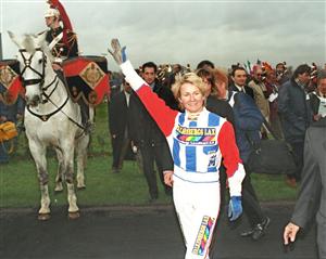Helen A Johansson blev 1995 första kvinna att vinna Prix d'Amerique. Segerhästen hette så klart Ina Scot. Foto: Petri Johansson.