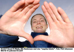 Elin Gustavsson har något alldeles speciellt i fingrarna. Hon är i alla fall en mycket duktig lärling som på onsdag har chansen att vinna Guldklockan på Solvalla. Foto: Petri Johansson.