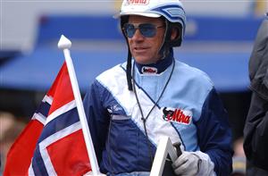 Norske stjärnkusken Gunnar Eggen blev akut sjuk och tappade kontrollen över hästen. En olycka var mycket nära på norska V75. Foto: Petri Johansson