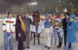 Vinnarcirkeln på Solvalla fylldes av tv-profiler efter Hästens seger i november. Stefan Serrander (röd jacka) och Jessica Almenäs (svart jacka) står precis till höger om kusken Kaj Widell. Foto: ALN.