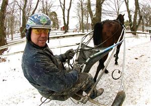 Timo Nurmos kan återigen glädjas åt fina framgångar för sitt stall. På onsdag selar han ut åtta hästar inom V64, och säger själv att tre av dem ska räknas tidigt. Foto: Petri Johansson.