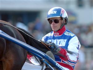 Vinst i var tredje start. Joakim Lövgrens stall har inlett det nya året rent lysande. På lördag åker han till V75 i Kalmar med tre hästar. Foto: Lars Jakobsson.
