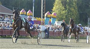 Persos Yankee och Torbjön Jansson vinner till Erik Svenssons stora glädje. Foto: Leif Norberg/ALN
