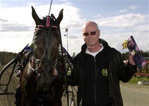 Jan "Harpo" Svensson med sin egen Harpos King of Pop. Foto: Petri Johansson.