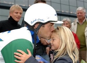 Familjen är viktig för Fredrik Linder. Här får dottern en puss i vinnarcirkeln. Foto: Kanal75