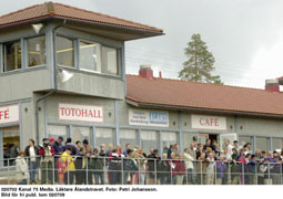 Årets första tävlingsdag - en torsdag i ösregn - på Ålandstravet lockade 700 personer. Foto: Petri Johansson.
