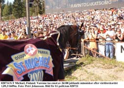 Varenne tar emot hyllningar från 26100 människor efter sitt fantastiska rekordlopp i finska Mikkeli.Foto: Petri Johansson