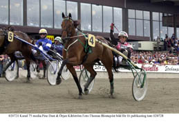 Segergesten. Pine Dust har inga problem att svara Kiss Me Agains tappra spurt.Foto: T Blomqvist