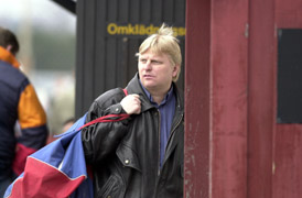 Veijo Heiskanen flyttade till Sverige för att lära sig mera om travsporten. För tre år sedan blev han framröstad till årets travtränare. Veijo kan inte förstå Jimmy Takters utspel.Foto: Thomas Blomqvist.