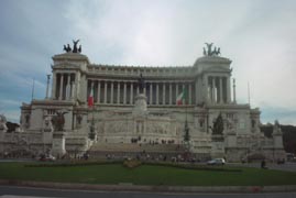 Utsikt från Piazza Venezia mot det pampiga Nationalmonumentet