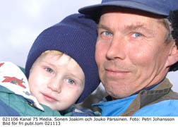 Jouko Pärssinen tog pappaledigt i två år för att ge sonen Joakim bästa möjliga start i livet. Nu är det Joakim som hjälper Jouko i stallet. Han är med mig varje kväll och matar hästarna, säger Jouko.Foto: Petri Johansson