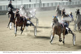Super Dust och Per Lennartsson håller undan för Mr Sander och Örjan Kihlström i finalen av Rikschampionatet.Foto: Thomas Blomqvist