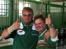 Stefan och "Rolle" Davidsson, en av många viktiga "kuggar" i Team Hultman. "Rolle" som ansvarar för unghästträningen ute på Yttersta.