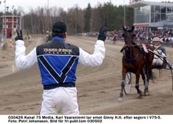 Det är dags att ta Kari Vaaraniemi på allvar. Kometen från Torneå tog sitt livs första V75-dubbel på Umåker. Här tar han emot Ginny H.H. och kusken Ulf Bäckman efter segern i V75-5.	Foto: Petri Johansson