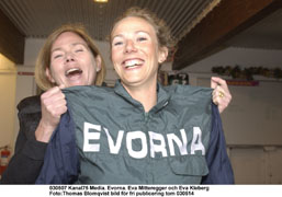 När Eller eller Energetic startar i Frankrike använder kuskarna den specialsydda Evorna-dressen. Eva Kleberg poserar gärna i succéjackan.Foto: Thomas Blomqvist
