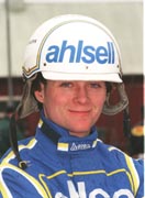 Erik Adielsson satt i sulkyn bakom JacquelineB som vann Breeders Crown - loppet.