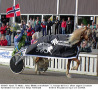 Jomar Blekkan och Frisli To Jo segerdefilerar efter segern i Svenskt Kallblodskriterium. 	Foto: Börje Holmlund