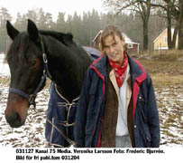 Farmen-vinnaren Veronika Larssons största intresse är trav. Hon tränar två hästar själv och drömmer om vinster. Helst med favoriten Olle Goop som körsven.Foto: Frederic Bjurvén