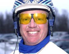 Ett leende på lördag? Thomas Uhrberg har i alla fall tre outsiderchanser på hemmabanan Jägersro och hoppas vinna med någon av Princess Håleryd, Magnific Ås och Flanör Neo.             Foto: Kanal 75