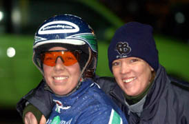 Systrarna Camilla och Jenny Collander var definitivt de gladaste tjejerna på Solvalla efter segern med Midnight Angel.Foto: Petri Johansson