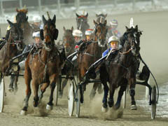 Calle Lindblom har kontroll på loppet bakom Sirius redan i sista kurvan. Ledande storfavoriten On The Rail var redan då en slagen häst för Jorma Kontio.Foto: Lars Jakobsson.