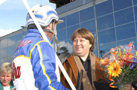 Jorma Kontio kör Reima Kuislas stjärna David Raymond på Solvalla på onsdag. Jorma Kontio har aldrig kört hästen tidigare i lopp, men körde ett testjobb på Vermo inför comebacken i fjol och var då mycket nöjd.	Foto: Kanal 75