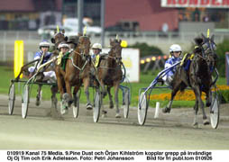 Pine Dust och Örjan Kihlström kopplargreppet på ledande Oj Oj Tim och ErikAdielsson. Pine Dust blir svårstoppad även ifinalen av Svenskt Trav-Oaks. 	Foto: PetriJohansson