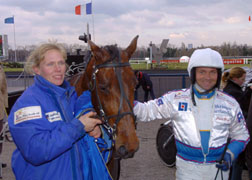 Tsar DInverne - omgiven av skötaren Katarina Ihrsén och kusken Dominik Locqueneux efter segern i Paris.Foto: Gerard Forni.