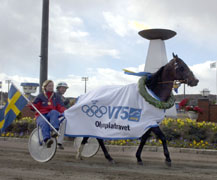 Kusken Åke Svanstedt, skötaren Linda Svantesson och Gidde Palema fick segerdefilera efter Olympiatravet förra året.Foto: Thomas Blomqvist
