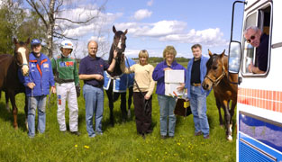 Morgan Wilhelmsson, stuteriansvarig, Åke Svanstedt, tränare och kusk, Karl Erik Bender, ägare och uppfödare, Linda Svantesson, skötare, Maria Edshammar, veterinär, Conny Carlsson, hovslagare och Claes-Göran Bäck, transportör är alla säkare på sin sak. Gidde Palema vinner Elitloppet.Montage: Thomas Blomqvist