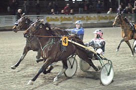 Hesitate och Örjan Kihlström, vinnarbild från december 2003.Hesitate och Higgins är de övriga två som Travkompaniet har för avsikt att sälja.