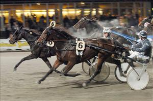 Lobys Alice slår av favoriten Tova Boko. Foto: Petri Johansson.