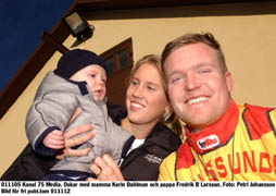Travfamilj. Oskar Fredrik Varenne Dahlman, mamma Karin Dahlman och pappa Fredrik B Larsson njuter i höstsolen utanför stallet på Solvalla.Foto: Petri Johansson