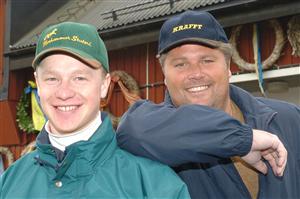 Johnny B Karlsson och chefen Stefan Hultman poserar utanför stallet. Foto: Petri Johansson